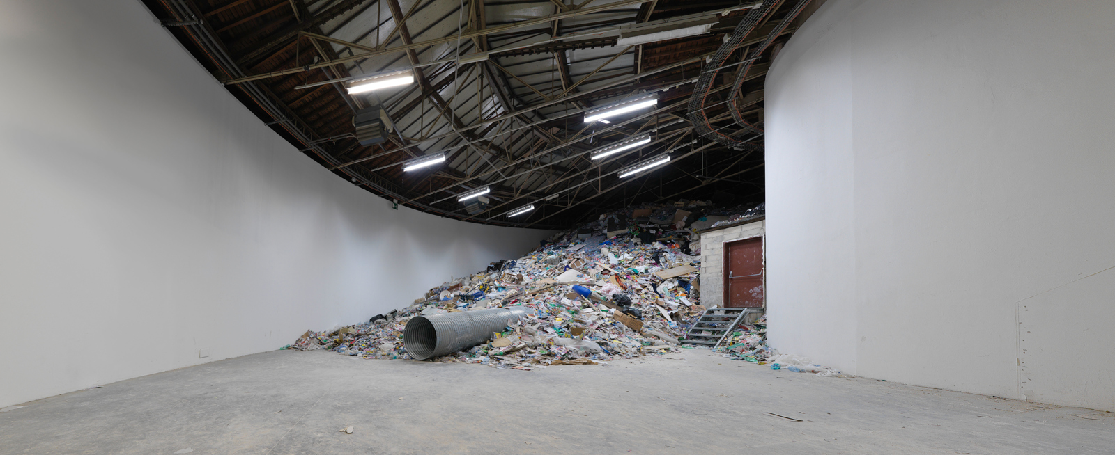 Christoph Büchel / "Dump", installation view, "Superdome", Palais de Tokyo, Paris