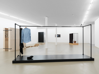 Tom Burr / Exhibition view, Museum für Gegenwartskunst Basel  / 2009